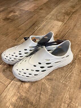 5/$15 Men's Lightweight White Slip-On Ventilated Water Clog size 8